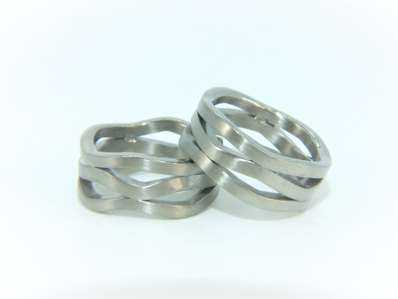 Stunning contemporary wave dessign titanium ring