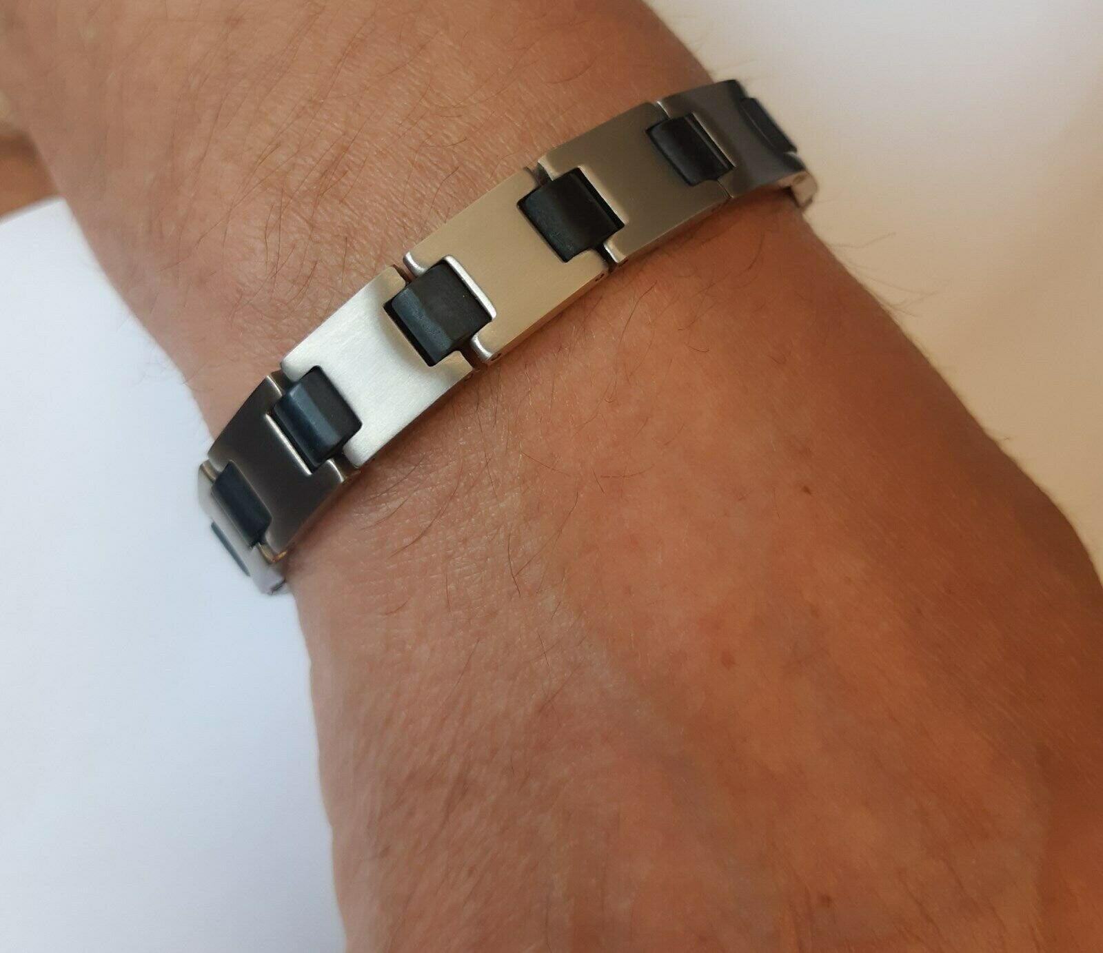 Stylish titanium bracelet with discreet magnets for health benefits