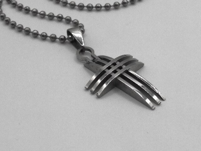 Lovely stainless steel cross/crucifix pendant