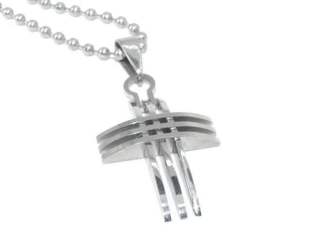 Lovely stainless steel cross/crucifix pendant